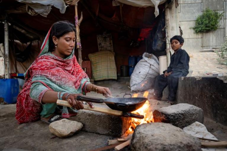 karachi woman cooking open fire